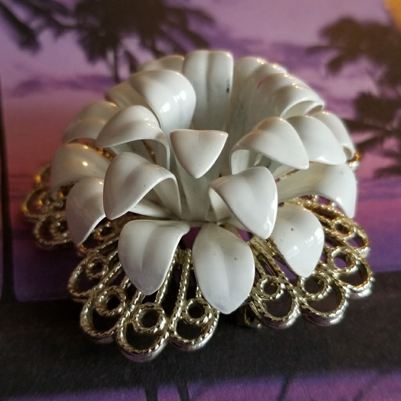 Relisted - vintage Sarah Coventry large white flower brooch - Picture 2 of 6